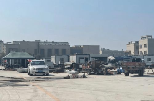 通辽市开发区钢筋市场侵占汽车销售用地，安全隐患亟待整治